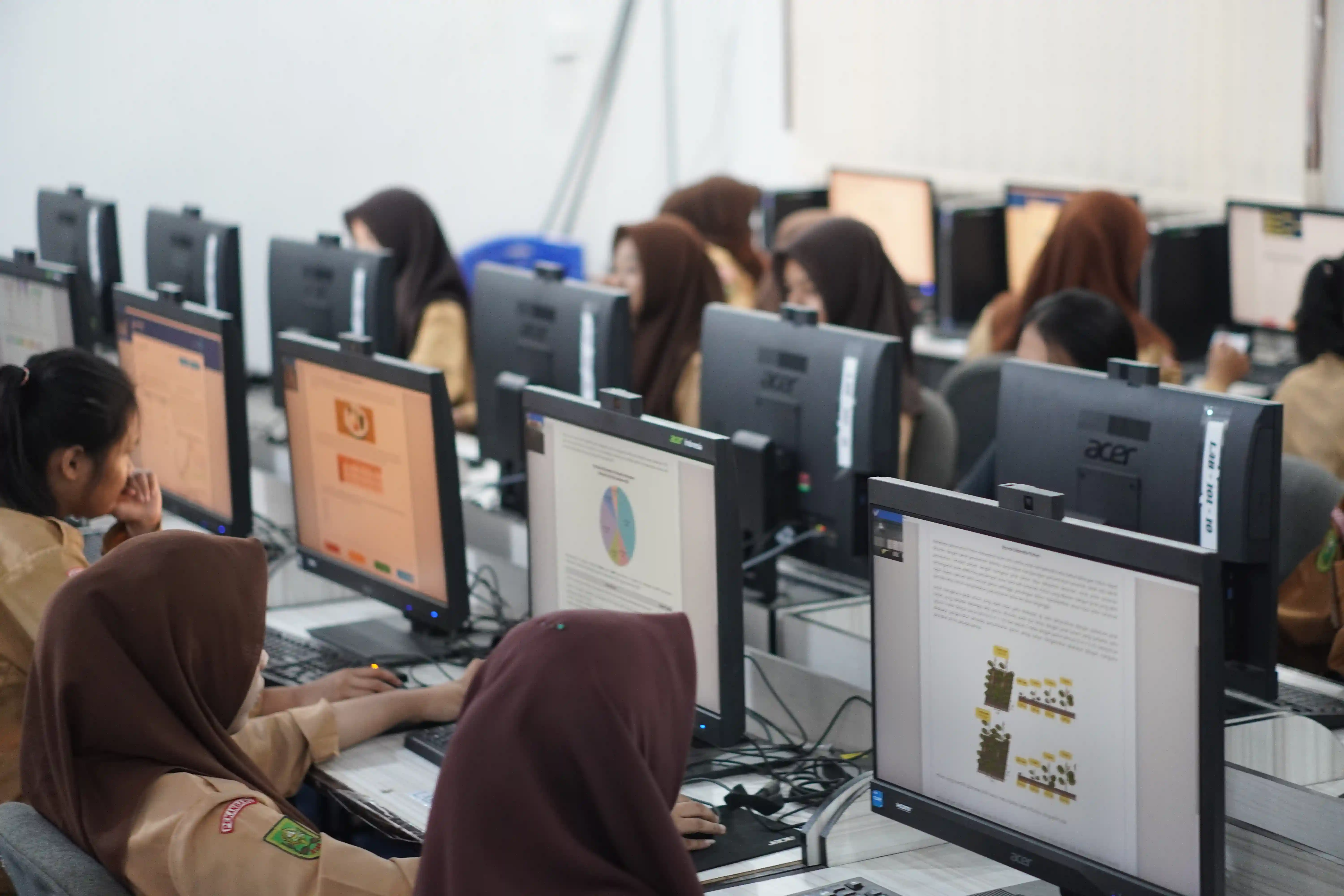 Hari Kedua Pelaksanaan Ujian ANBK SMK PGRI Pekanbaru Berjalan Sukses, Dihadiri Pengawas Sekolah dari Dinas Pendidikan dan Kepala Sekolah