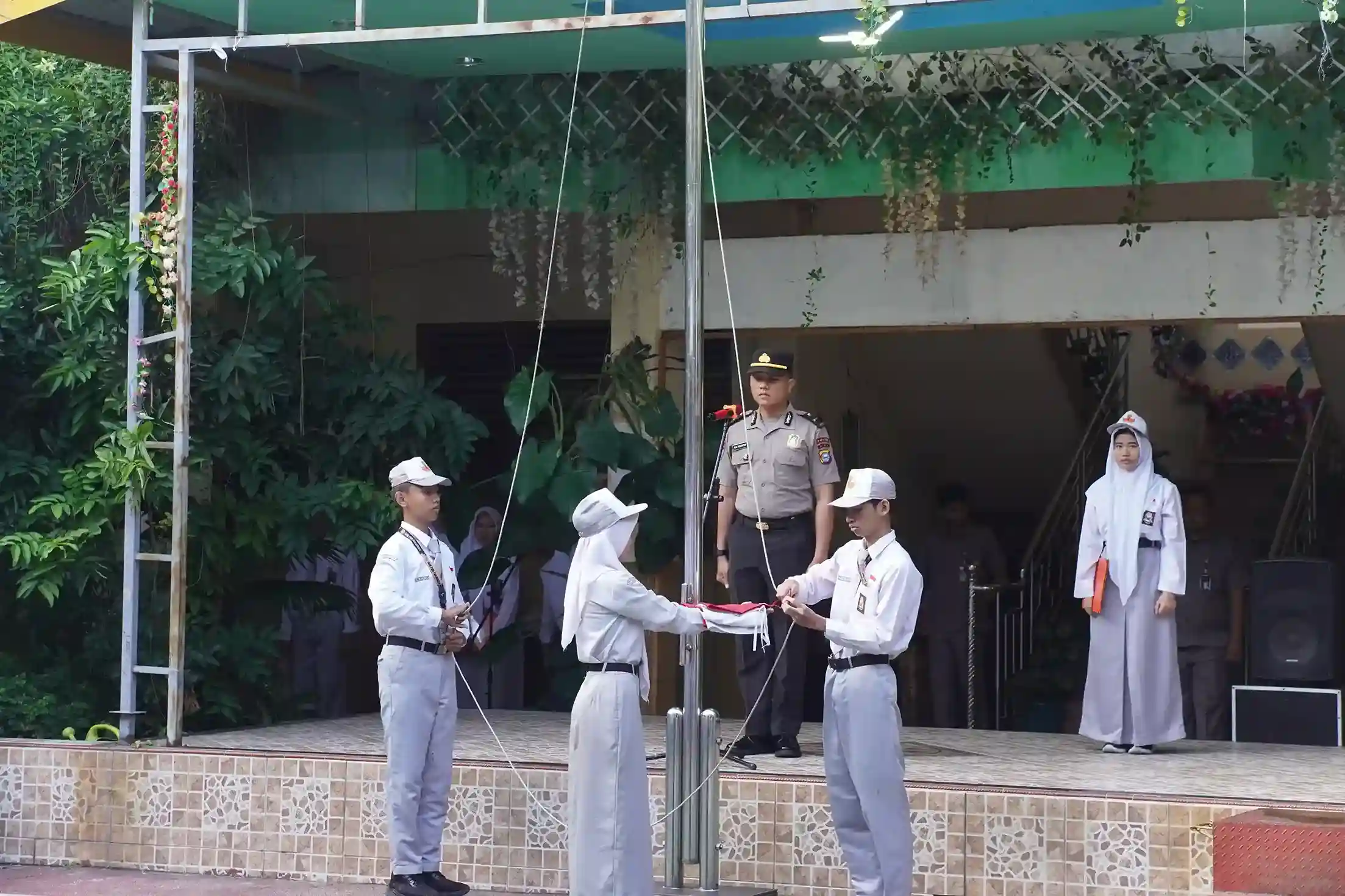 Upacara Bendera Senin Pagi di SMK PGRI Pekanbaru: Tanamkan Disiplin dan Dukung Program Green Policing
